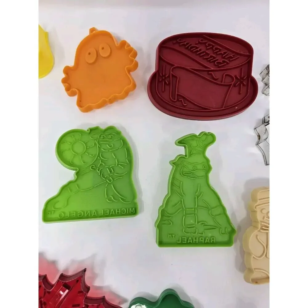 Lot of 30+ Vintage Cookie Cutters Hallmark Tupperware Hutzler Holiday 80s